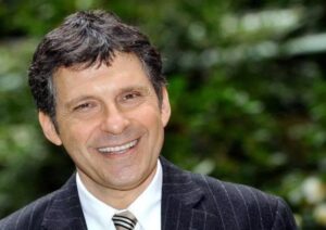 Ricordando Fabrizio Frizzi a sei anni dalla scomparsa: tra amicizie e carriera televisiva