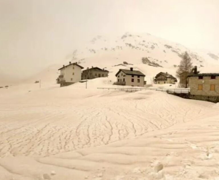 Neve Rossa sulla Marmolada un fenomeno straordinario NotiziAI