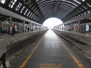 JR illumina la stazione centrale di Milano con un’installazione per la Design Week